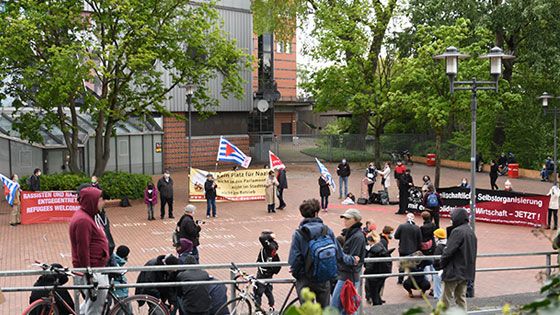 Wie auf dem Seeveplatz hatte das Bündnis gegen Rechts insgesamt zehn Mahnwachen gegen die dann verbotene Nazikundgebung angemeldet. | Foto: Niels Kreller