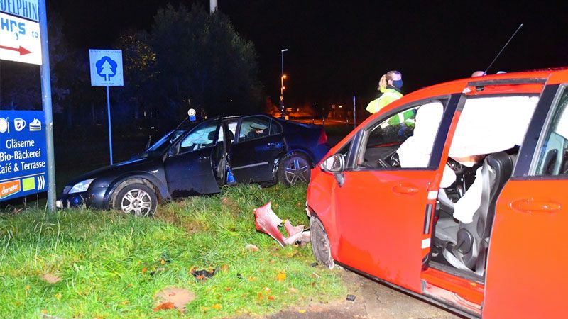 Bei einem Verkehrsunfall am Montagabend auf der Malfeldstraße in Seevetal-Beckedorf wurden drei Personen verletzt, davon zwei schwer. | Foto: HamburgNews