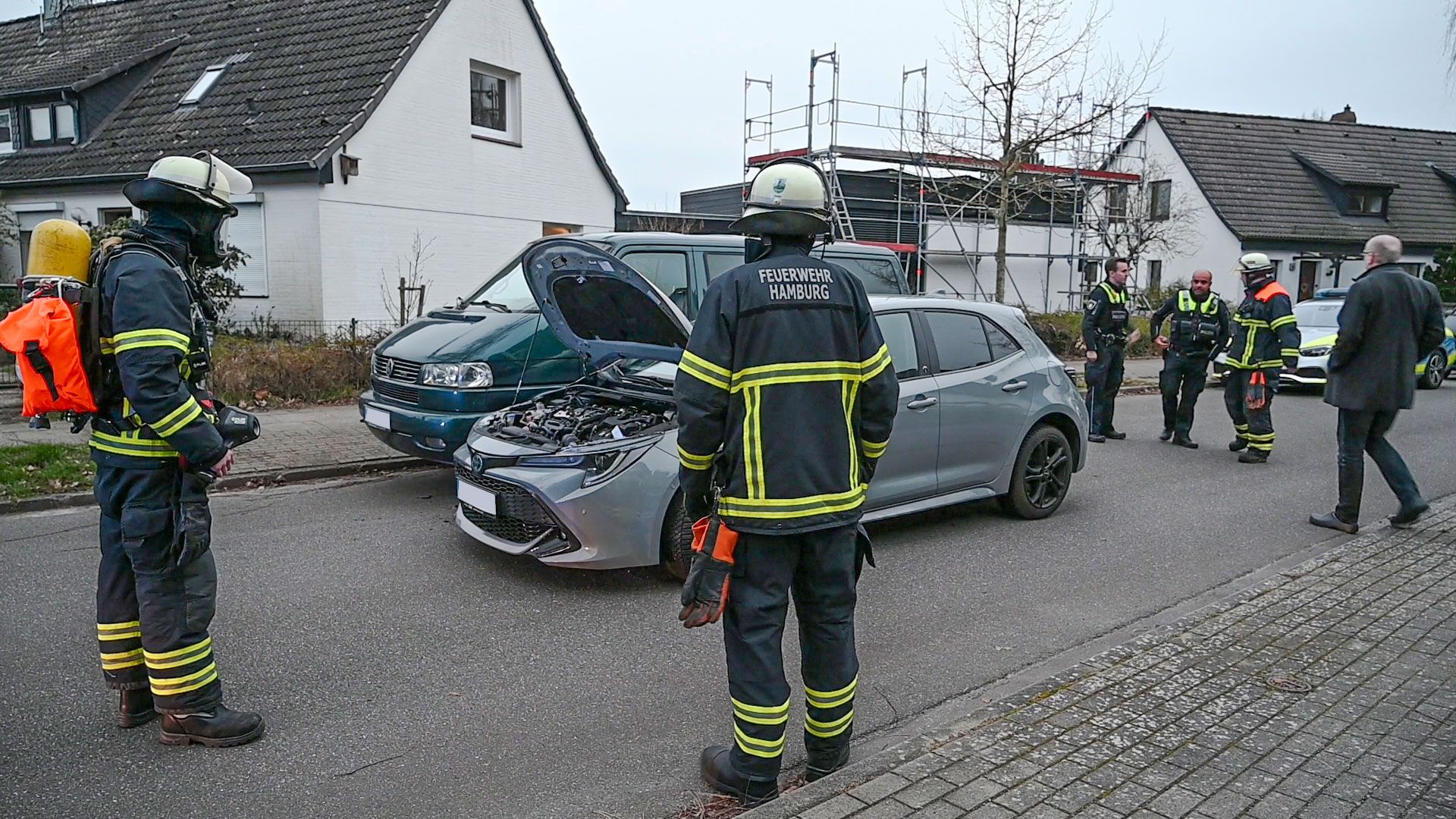Der Fahrer des silbernen Toyota beging Fahrerflucht, nachdem er den VW Bulli angefahren hatte. | Foto: Lenthe-Medien