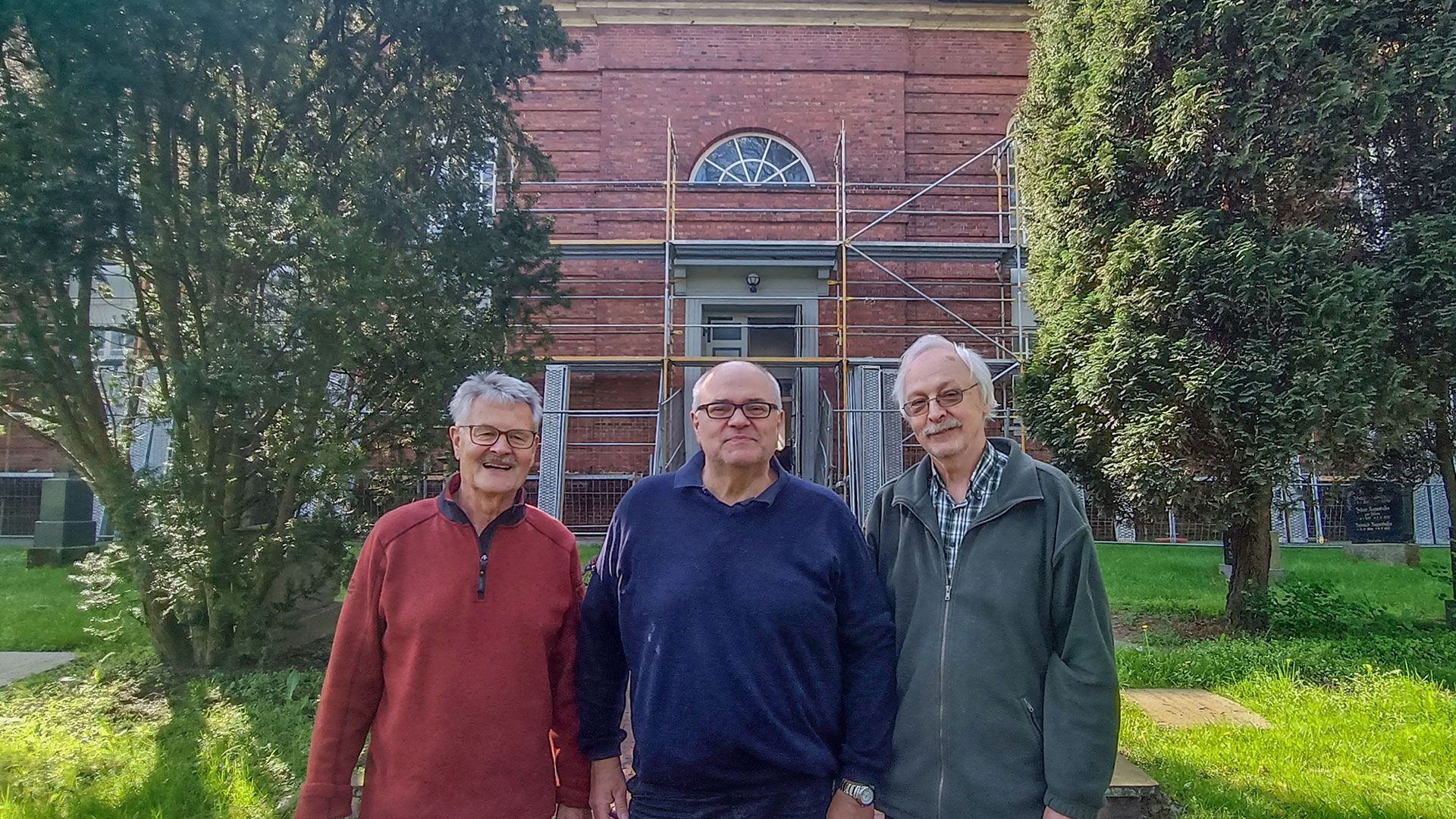 Freuen sich über die Arbeiten an St. Gertrud in Altenwerder: Max van Oosting (2. Vorsitzender Förderverein), Bernd Meyer und Küster Georg Schindler (v.l.). | Foto: Niels Kreller