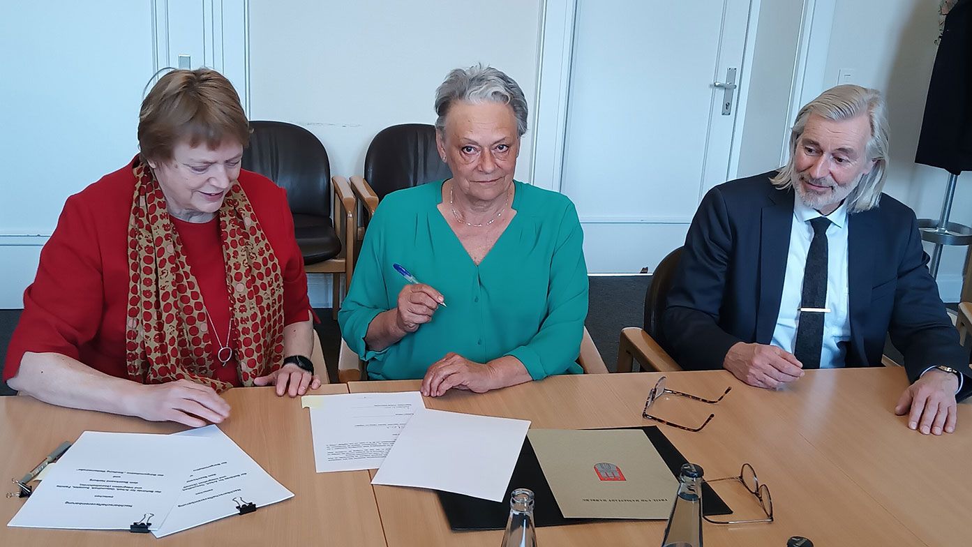 Staatsrätin Petra Lotzkat (links), Iwona Mazurkiewicz und der Stellvertretende Bezirksamtsleiter Dierk Trispel bei der Unterzeichnung des Nachbarschaftsvertrages im Harburger Rathaus. | Foto: mag