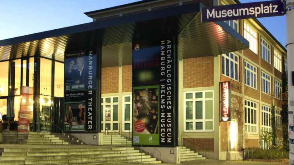 Das Harburg Theater mit der Helms Lounge | Foto: ein