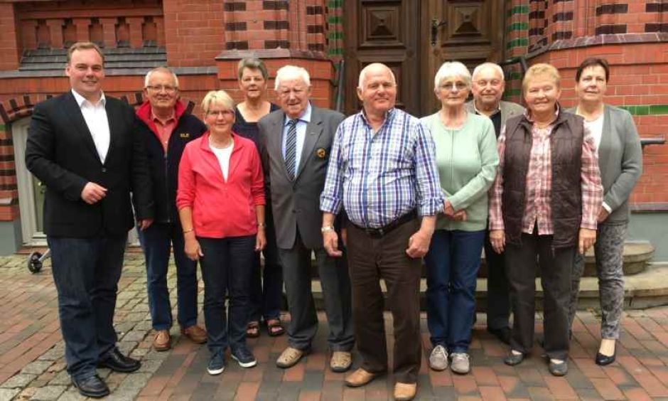 Bürgermeister André Wiese (von links), Hermann Rasper, Irmtraut Werner, Marianne Hettig, Altbürgermeister und Ehrenbürger Gustav Schröder, Otto Meyer, Sigrid Müller, Helmut Lührs, Marianne Meyer und Anneliese Wiekhorst. Auf dem Foto fehlt Käte Scharnberg. |  Foto: ein