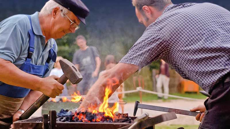 . Zum ersten Mal widmet das Freilichtmuseum am Kiekeberg in Ehestorf dem Thema Schmieden einen langen Sommerabend  | Foto: FLMK