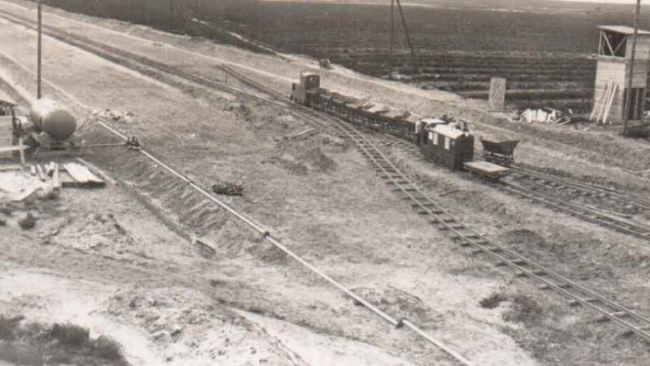 Eine Feldbahn transportiert Baumaterial auf der zukünftigen A1, Bild - Archiv Harms, Hollenstedt. | Foto: ein
