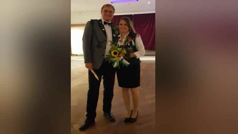 Die Sieger beim Schlussschießen des Schützenvereins zu Moorburg: Carina Sabsch und Marlon Seltmann. | Foto: ein