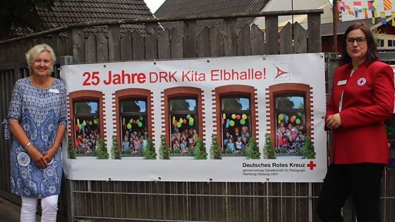 Sigrun Deneke (rechts), Geschäftsführerin der DRK-Pädagogik Harburg gGmbH, gratulierte dem Elbhallen-Team um Meike Petersen zum 25-jährigen Bestehen. | Foto: DRK-Kreisverband Hamburg-Harburg e.V.