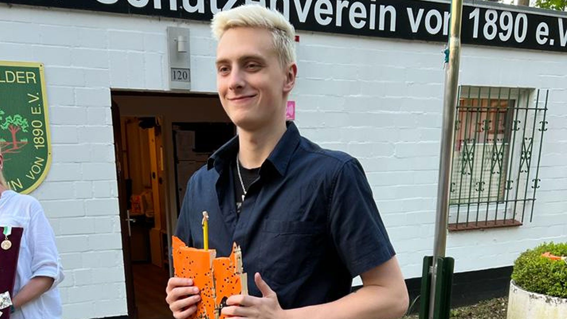 Marvin Klensang holte den Hirschkopf herunter. | Foto: ein