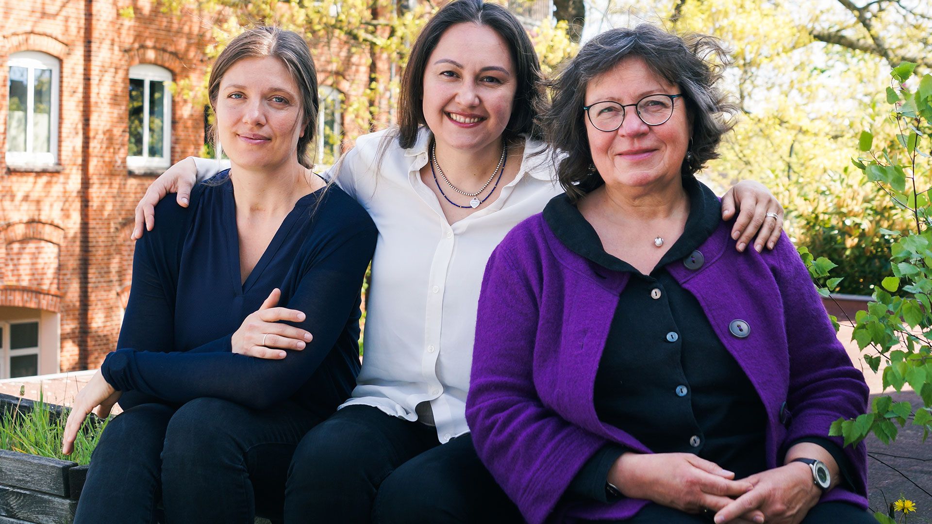 Das LINA Team (v.l.n.r.) Sandra Bellstedt, Sofia Berkova, Andrea Bartsch der Kreisvolkshochschule berät an den Standorten Maschen, Buchholz und Winsen.  | Foto: ein
