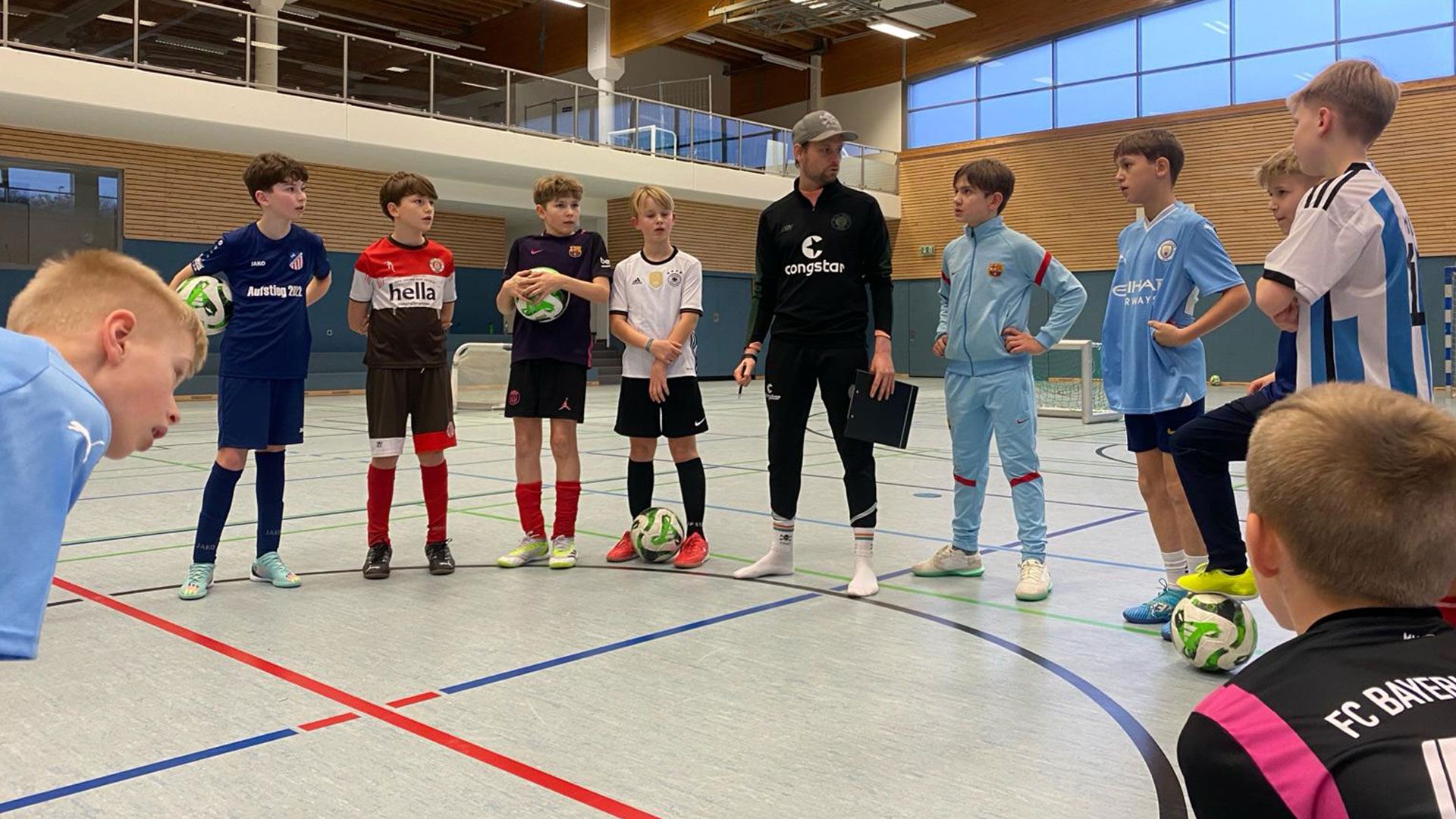 Yul Wiegand, Fußball-Entwickler des vereinseigenen Nachwuchsleistungszentrums des FC St. Pauli, war zu Besuch beim FC Rosengarten. | Foto: ein