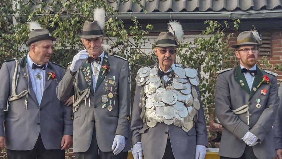Moorburgs neuer König George Ritter (3.v.l.) mit Adjutanten Thorsten „Kuddel“ Krumstroh, Bernd Flügge und Christian „Schwager“ Sörje (v.l.n.r.). foto: ein