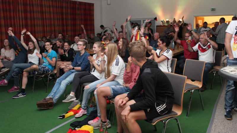 Im festlich geschmückten Gemeinschaftshaus Brackel ist zu den Übertragungen der Spiele der deutschen Nationalmannschaft jeder herzlich willkommen. | Foto: ein