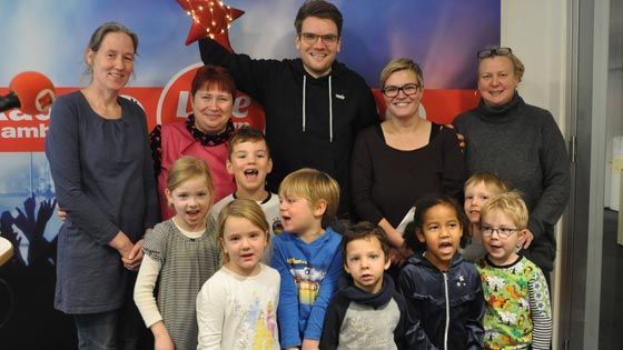 Deutsches Rotes Kreuz Kreisverband Harburg - Land e.V. Seite  2 /  2 Pressestelle _ Kita - Kinder, Mütter und Kita - Leitung Christina Böer bei der Spe ndenübergabe bei RADIO HAMBURG mit Moderator Lasse  Lehmann. | Foto:  DRK Kreisverband Harburg - Land e.V.