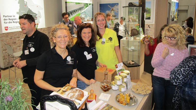 Mühenretter am Stand des Landes Niedersachsen: Frank Drynda (von links), Gabriele Schwedewsky, Dr. Irmelin Schütze, Andrea Plambeck. | Foto: ein