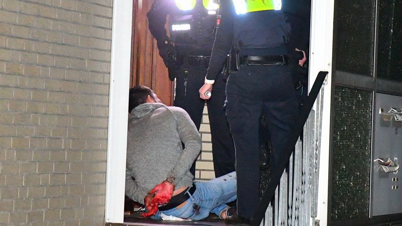 Mit noch blutigen Händen verhaftete die Polizei den Messerstecher. | Foto: HamburgNews