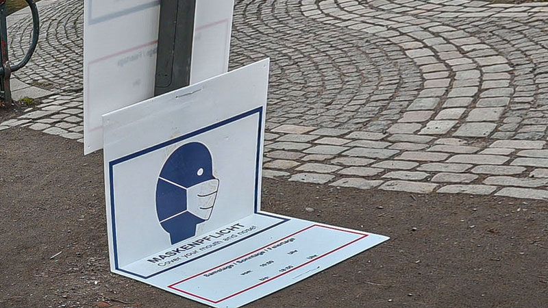 Schon am Samstagnachmittag waren einige der Maskenpflicht-Schilder an der Außenmühle zerstört worden. | Foto: Niels Kreller