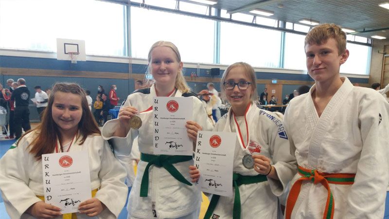 Julia Lewitzki (von links), Katharina Graetzer, Linda Jean Geerdts und Lennie Freuer vom KSC Bushido. | Foto: ein