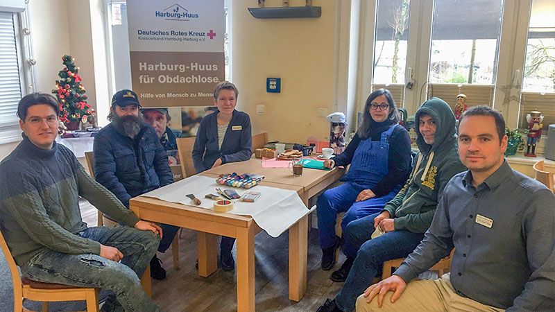 Ralf Schwinge (links) und Ines Laqua (4. von links), hier mit Gästen und DRK-Teammitgliedern, starten das Projekt „MalZeit“ im Harburg-Huus. | Foto: DRK Harburg