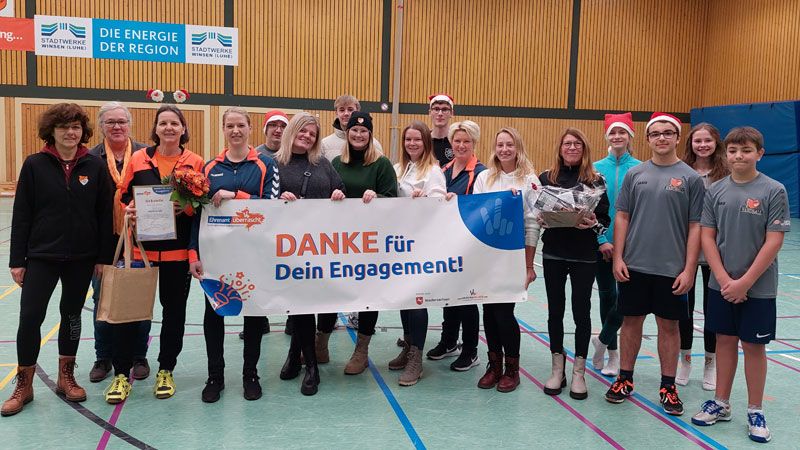 Die Handballer*innen des TSV Auetal sind stolz auf Sabrina Kumm-Stojanov (Dritte von links). Zweite von links ist Carmen Petersen. | Foto: KSB