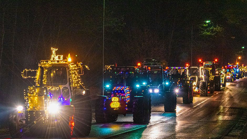 Wie hier in Sprötze waren am Samstag mehr als 100 Trecker im Landkreis Harburg unterwegs. | Foto: JOTO