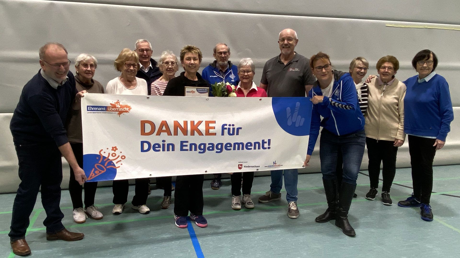 Überraschung gelungen: Eckhard Ludwig (von links, MTV Tostedt), Renate Kastl, Uwe Rosenow (Vorsitzender MTV Tostedt), Uwe Bahnweg (KSB-Vorsitzender), Susanne Kurze (MTV Tostedt) sowie Mitglieder der Sportgruppe. | Foto: KSB