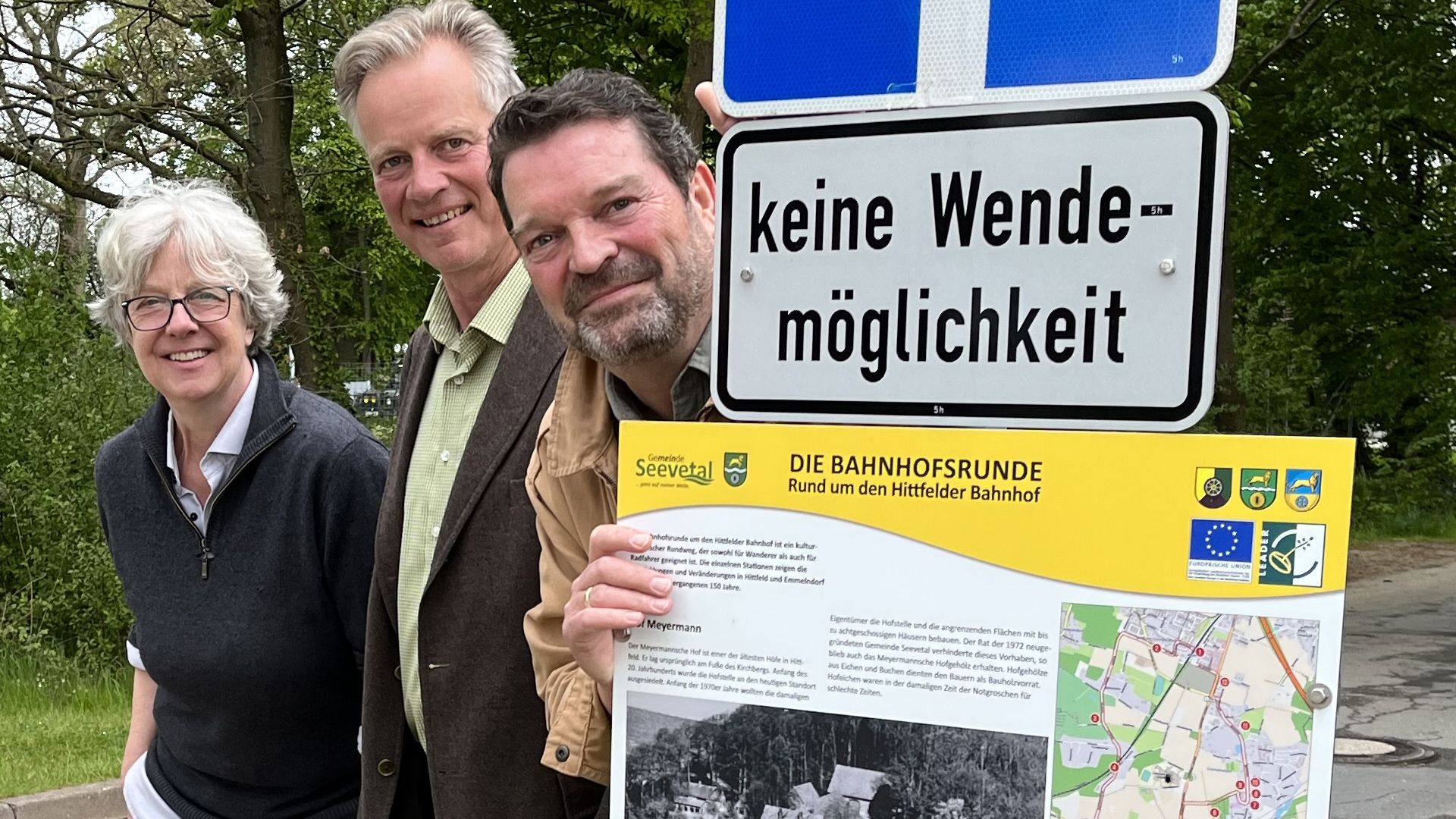 Seevetals Bürgermeisterin Emily Weede (von links), Hittfelds Ortsbürgermeister Helmut Dohrmann und Grafiker Frank Drynda freuen sich über den neuen Rundweg. | Foto: Gemeinde Seevetal