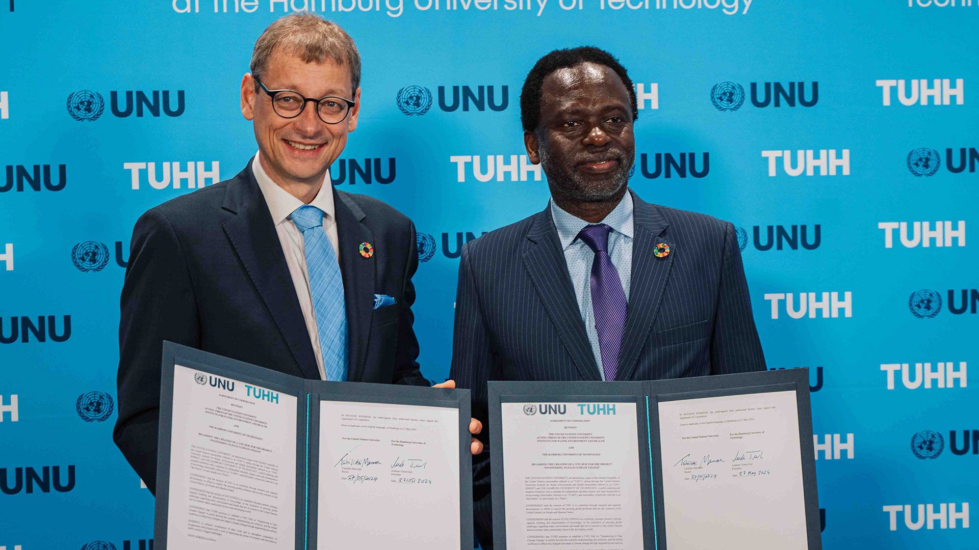 TU-Präsident Andreas Timm-Giel (l.) und UNU-Rektor Tshilidzi Marwala unterzeichneten am 27. Mai 2024 offiziell die Verträge für den UNU-Hub "Engineering To Face Climate Change". | Foto: Vincent Franken/FRAMELESS Bewegtbildproduktion