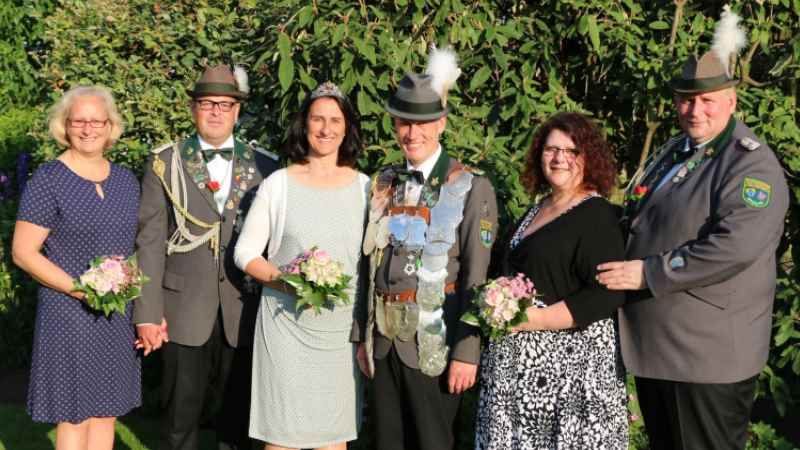 Dirk Köster der Zielstrebige mit seiner Königin Ursula und den Adjutantenpaaren Marco Becker mit Ehefrau Anja und Kai Greußlich mit Ehefrau Nicoletta. | Foto: ein