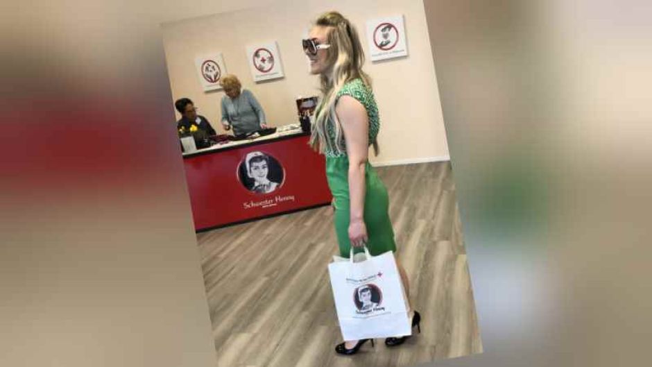 DRK-Mitarbeiterin Rosa Schlottau mit einem Kleid in der Trendfarbe Grün, das sie auch bei der Modenschau am verkaufsoffenen Sonntag bei „Schwester Henny“ präsentieren wird. | Foto: ein