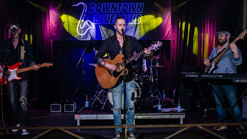 „Magic Moments“ auf der Bühne des Downtown Bluesclub für den Harburger Musiker Dennis Adamus. | Foto: Sören Noffz