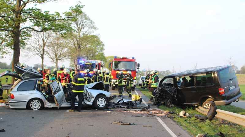 Dieser schwere Verkehrsunfall bei Dibbersen forderte einen Toten und drei teils Schwerverletzte. | Foto: ein