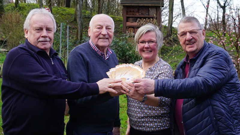 Harald Szulik (von links), Manfred von Soosten, Hospizleiterin Britta True, Günter Falk. | Foto: ein