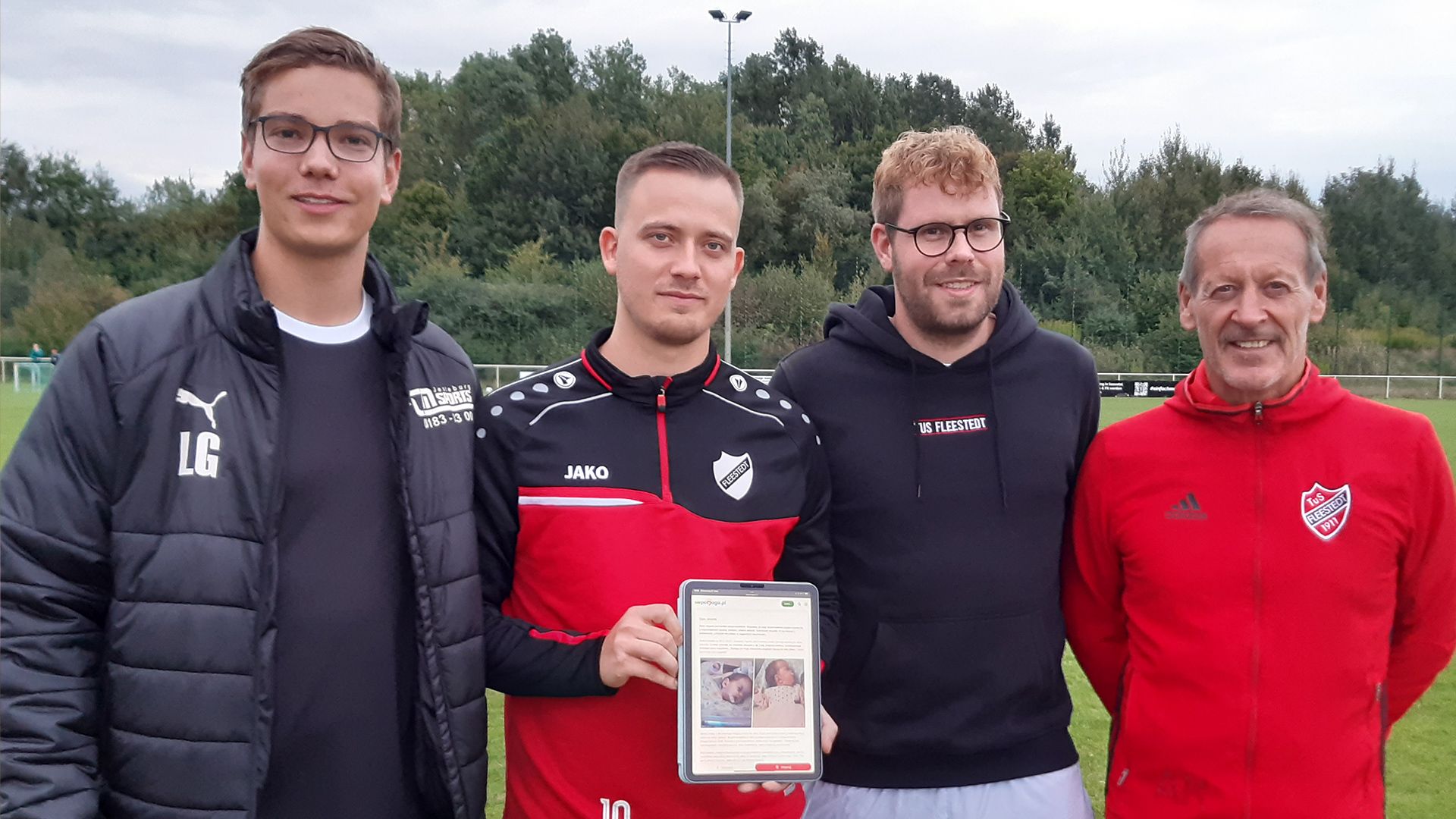 Co-Trainer Lennart Gögel, Julian Golks, Teamkäpten Benjamin Kirchhoff und Coach Andreas Kühner wollen Nadia helfen. | Foto: U. Vergin