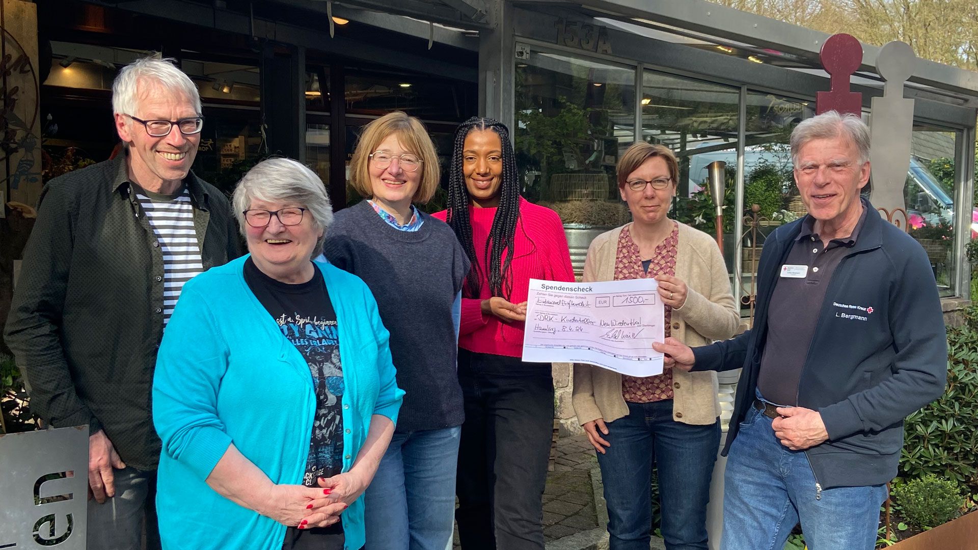 Spende für den DRK-Kinderteller in Neuwiedenthal: Michael und Melanie Kaiser vom gleichnamigen Neugrabener Blumengeschäft (li, 2.v.l) mit Kundin Brigitta Engel (vorne links) und den Leiterinnen der DRK-Kita Grüne Insel Sandra Nyame (3.v.r.) und Maike Lendt (2.v.r) sowie dem Präsidenten des DRK Hamburg-Harburg Lothar Bergmann (re.). | Foto: DRK Hamburg-Harburg