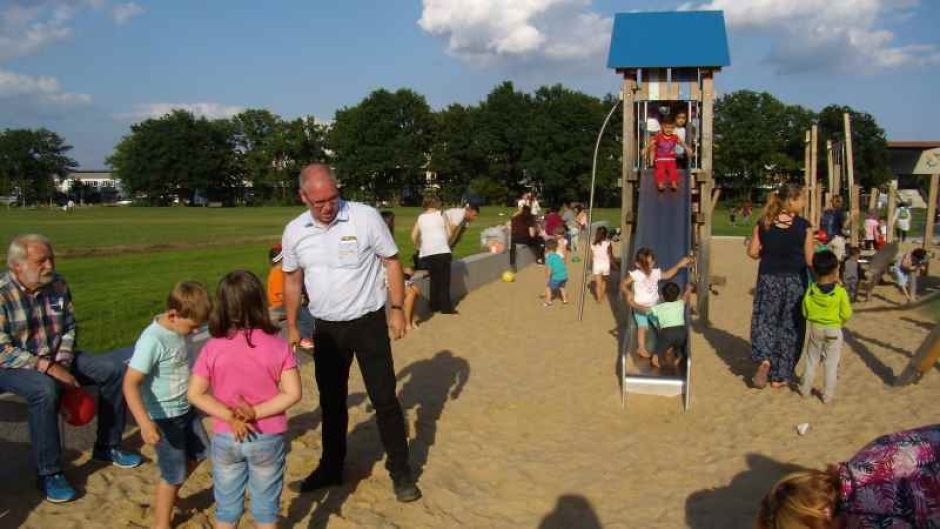 DRK-Mitarbeiter Ulrich Bachmeier bei der Schatzsuche mit Kindern auf dem neu eröffneten Spielplatz in unmittelbarer Nachbarschaft der künftigen Kita Plaggenmoor. Fotos: DRK-Kreisverband Hamburg-Harburg e.V. | Foto: ein