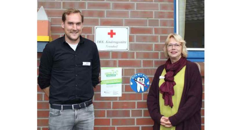 Staffelholzübergabe: Angela Großmann-Feill übergibt das Amt an Patrick Backeberg als neuen DRK-Kita-Leiter. | Fotos: ein