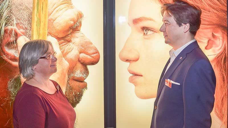 Yvonne Krause (AMH, Kuratorin der Ausstellung) und Museumsdirektor Prof. Rainer-Maria Weiss vor dem Ausstellungsmotiv. | Foto: Niels Kreller