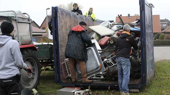 Aktionsleiter Christian Rogge (von links) und Jugend- kreisleiter Simon-Martin Kirscht übergaben die Spende in Höhe von 1.500 Euro an Leiterin Corina Klein und Schwester Silke, Rechts LKG-Mitarbeiterin Julia Dohl. | Foto: ein