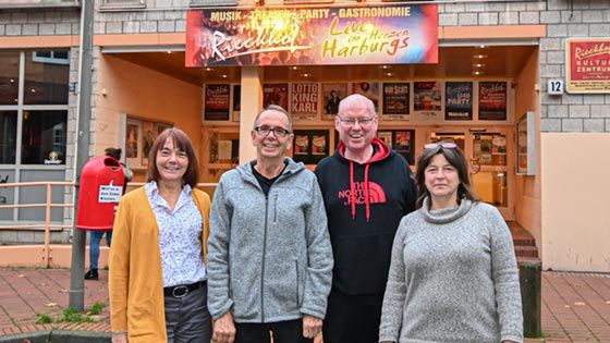 Das Team des Rieckhof freut sich, mit den Gästen 35 Jahre Erfolgsgeschichte zu feiern: Silke Fiehn, Jan Permien, Jörn Hansen und Ulrike Niß. | Foto: Niels Kreller