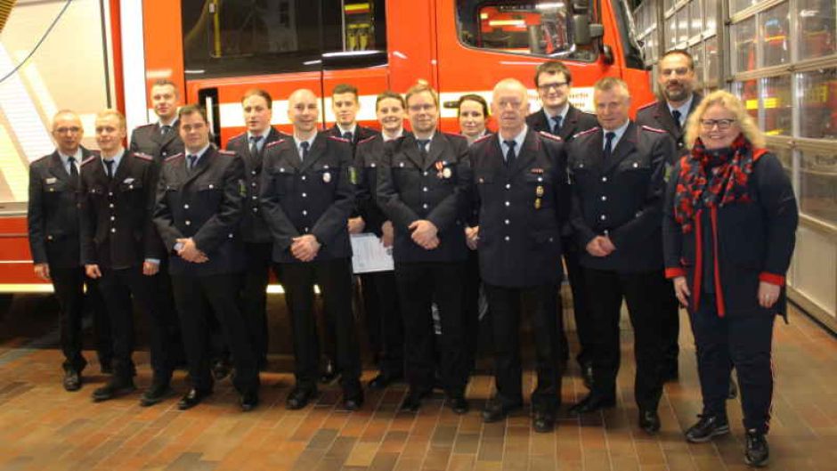 Über die ausgesprochenen Ehrungen und Beförderungen bei der Feuerwehr Maschen freuen sich Kreisbrandmeister Volker Bellmann (von links), Tobias Bartels, Thomas Müller, Marc Backens, Sebastian Schulz, Sascha Springer, Luca Protuder, Philipp Neumann, Thomas Lenke, Nina Gagelmann, Jürgen Rose, Timo Klask, Ortsbrandmeister Torsten Meyer, Gemeindebrandmeister Rainer Wendt und Maschen Ortsbürgermeisterin Angelika Tumuschat-Bruhn. | Foto: ein