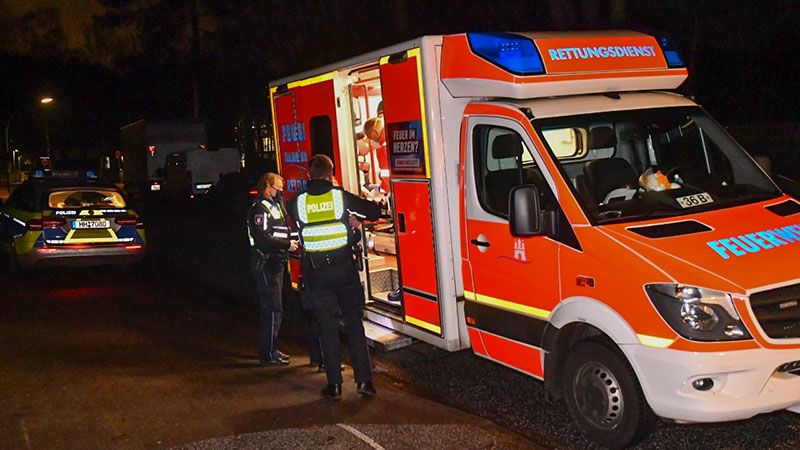 Zwei verletzte Männer im Petershof in Neugraben-Fischbek konnten sich angeblich nicht erinnern, wie sie verletzt wurden. | Foto: HamburgNews