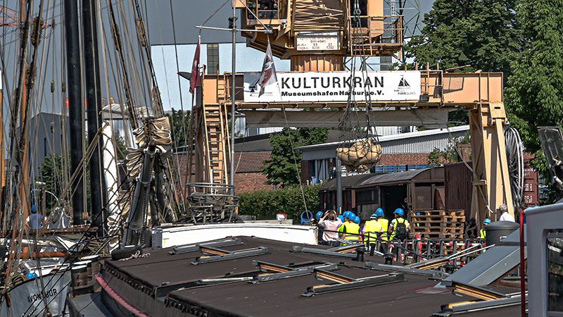 Dass der Mulch-Kran im Harburger Binnenhafen noch ordentlich schaffen kann, bewies er im Juni diesen Jahres, als er die "Avontuur" entlud. | Foto: Niels Kreller