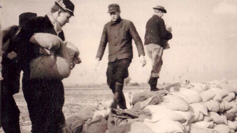 Der Achterdeich in Stelle wurde bei der großen Sturmflut 1962 mit Sandsäcken gesichert. | Foto: : Interessengemeinschaft Unser Stöckter Deich