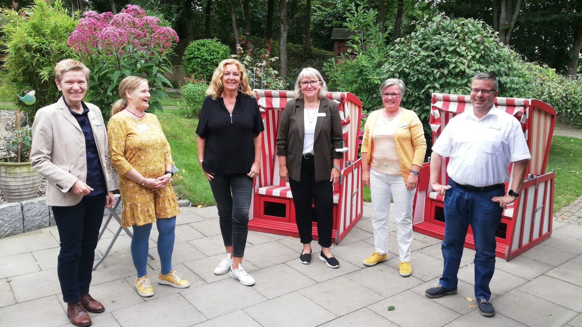 DRK-Fundraiserin Dr. Simone Thiede, Ehrenamtliche Doris Gerlings, Schirmherrin Bettina Tietjen, Pflegedienstleiterin Vera Müller-Wallbaum, Hospizleiterin Britta True, DRK-Vorstand Harald Halpick. | Foto: DRK Hamburg-Harburg
