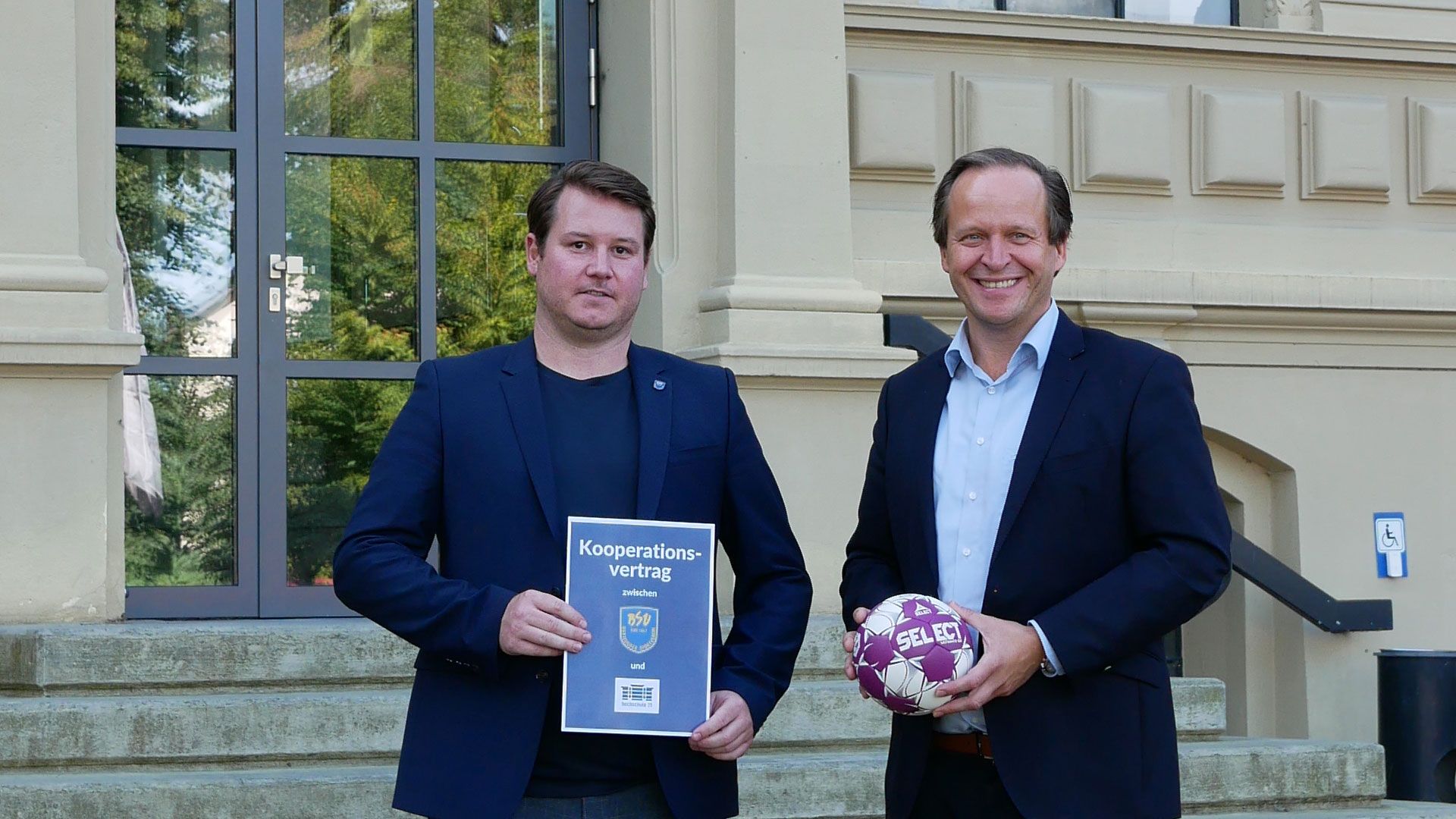 Geschäftsführer der Handball-Marketing Timm Hubert (links) und der Hochschule 21 Marcus Hübner präsentieren den Vertrag. | Foto: BSV
