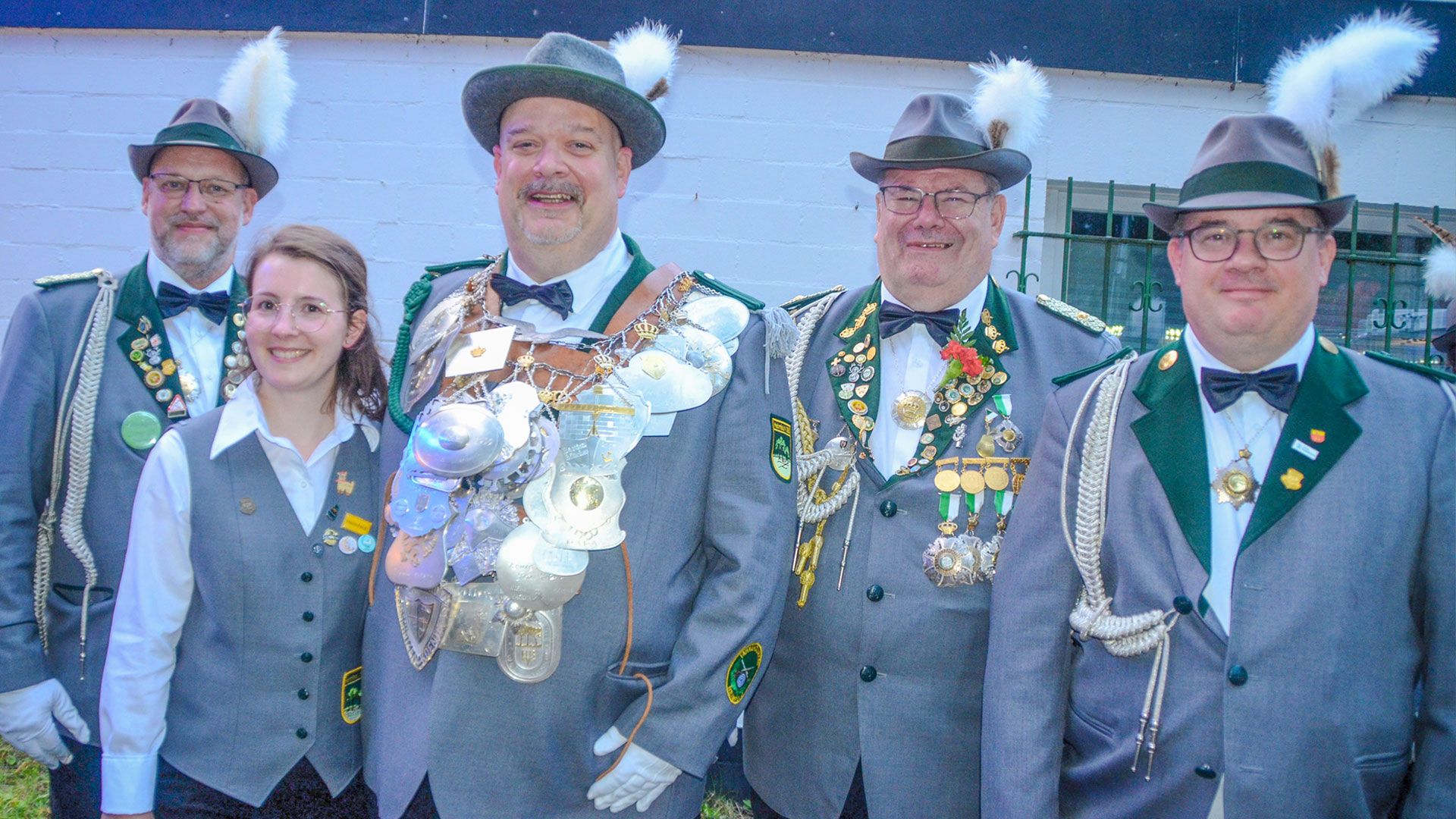 Mit dem 706. Schuss wurde Niels Kreller (3.v.l.) neuer König der Heimfelder Schützen. Als seine Königin wird ihn Mareike Ringel und als Adjutanten (v.l.) Dirk Ammer, Jens Kabuse, Enno Stöver und Johannes „Jojo“ Tapken (nicht im Bild) begleiten. | Foto: Sabine Langner
