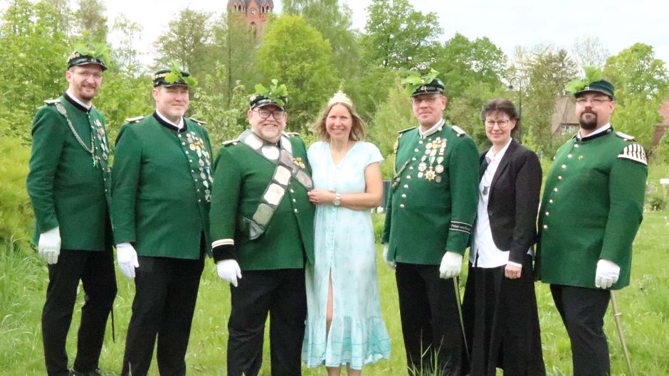 Die Tostedter Königscrew: Sven (von links) und Marc Baden, S.M. Ralf „der klare Oldesloer“ Ende und Königin Viola Ende-Bredemeier, Ralf und Kerstin Kaiser und Dominik Schnabel. Foto: Bianca Krause