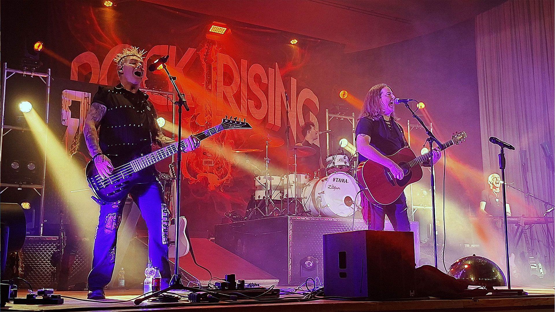 Mit viel Leidenschaft, Spielfreude und einem feinen Gespür für den unverwechselbaren Sound der Originale ließen die Musiker die großen Zeiten des Classic Rock in der Friedrich-Ebert-Halle wieder aufleben. Foto: Ilka Teschner 