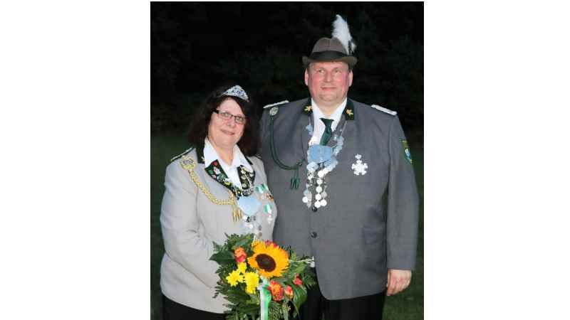 Das Neu Wulmstorfer Vizekönigspaar Kai und Nicoletta Greußlich lädt ein zum Empfang in die Schießsportanlage. | Foto: ein