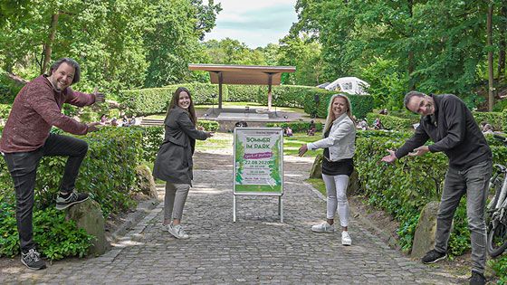 Hereinspaziert zum Sommer im Park an der Freilichtbühne! Jan Schröder, Louisa Knipschild, Melanie-Gitte Lansmann und Karsten Schölermann (v.L.n.R.) freuen sich auf den 22. August. | Foto: Niels Kreller